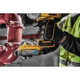 1 pcs - DeWALT 1/2 in 18V, 5Ah Cordless Impact Wrench, UK Plug