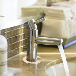 A small set of tools to prevent loosening of the tap mounting nut