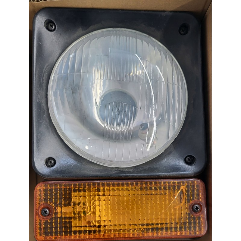 The headlight with turn signal and the JCB lamp are damaged