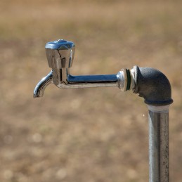 Water tank connector bulkhead mounting