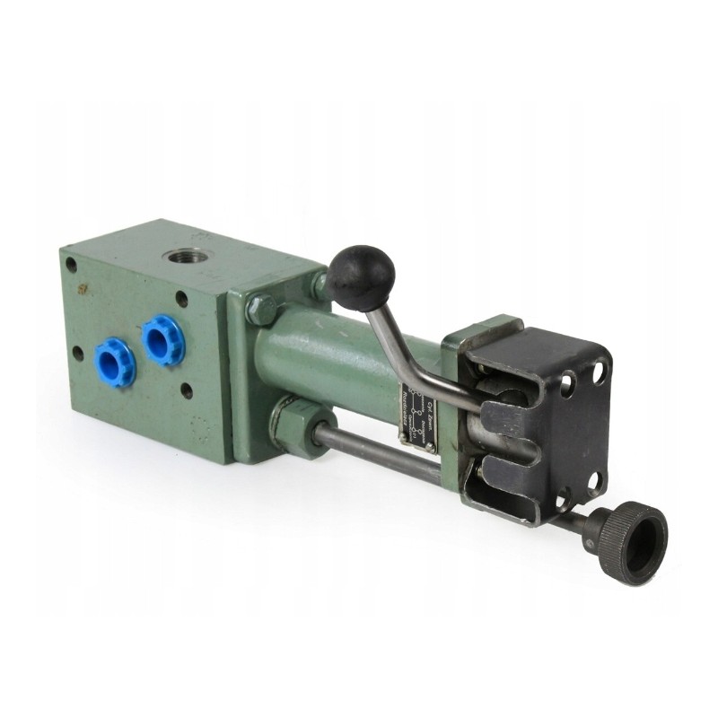 Hydraulic distributor of the Ursus C 330 lift