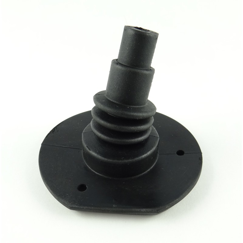 Rubber cover for the 7-pin tractor trailer socket