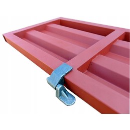 The side hinge, the under side hinge, is very strong