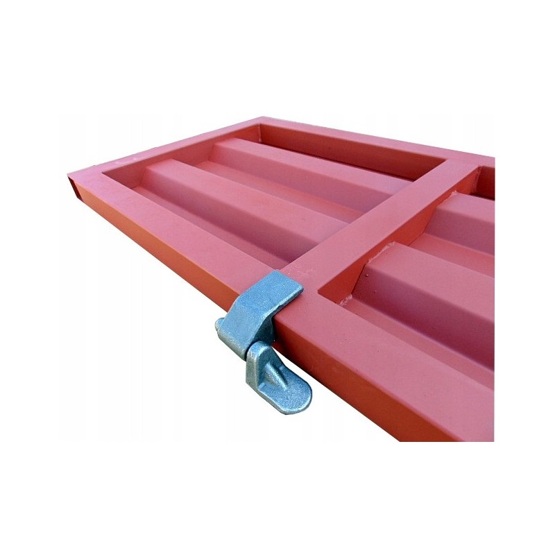 The side hinge, the under side hinge, is very strong