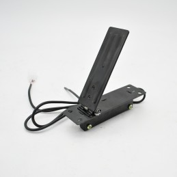 Electric engine accelerator pedal with potentiometer