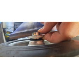 Wheel support wheel, maneuvering support