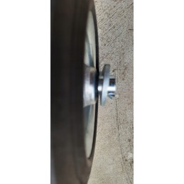 Wheel support wheel, maneuvering support