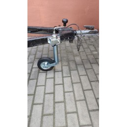 Wheel support wheel, maneuvering support