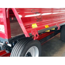 Zebra guiding the hinges of the Wielton Agro trailer