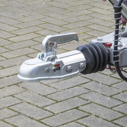 Securing the ball hitch with an insert with keys