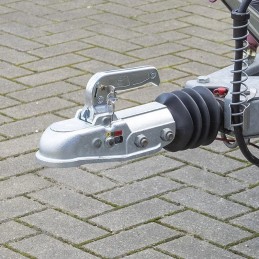 Securing the ball hitch with an insert with keys