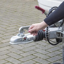 Securing the ball hitch with an insert with keys