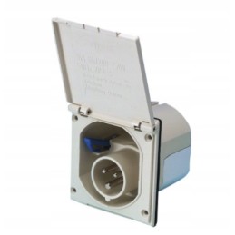 Splashproof socket with CEE flap