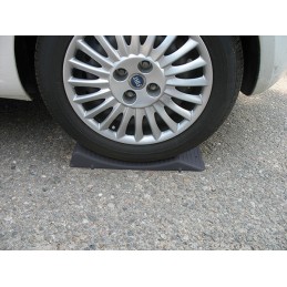 Wedges to prevent deformation of Fiamma camper tires