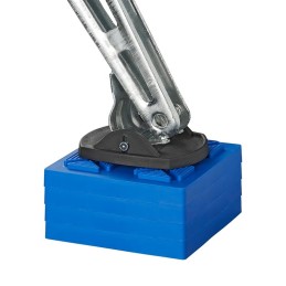 Baseplates for supporting the caravan