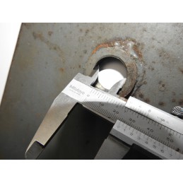 The cover covers the bridge of the forklift truck