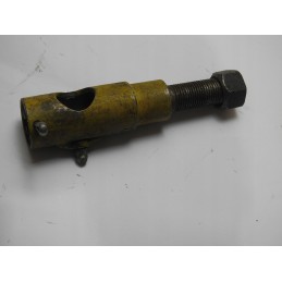 The end of the steering rod is a longitudinal trolley