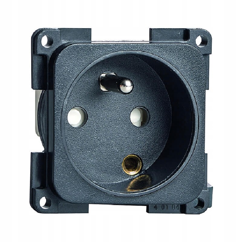 Socket insert with grounding for a camper