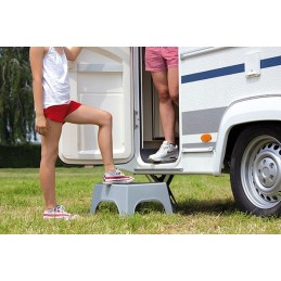 Entrance step to the Fiamma camper trailer