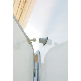 Locking the external doors of the Fiamma camper trailer