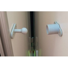 Locking the external doors of the Fiamma camper trailer