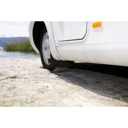 Anti-slip underlay for the wheels of a Fiamma camper