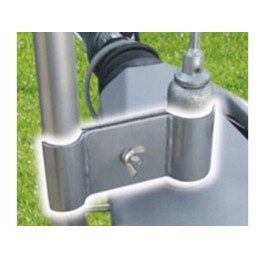 Mounting bracket for the antenna mast to the support wheel