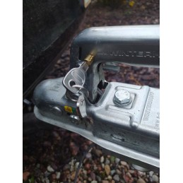 Ball hitch protection insert, trailer drawbar key, hitch