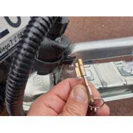 Ball hitch protection insert, trailer drawbar key, hitch