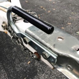 Rubber handle for lifting the trailer connector
