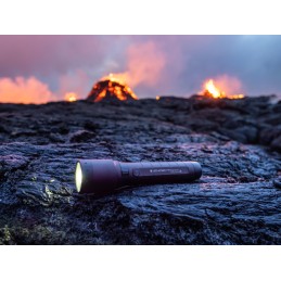 1 pcs - LEDLENSER P7R LED Torch Black - Rechargeable 2000 lm