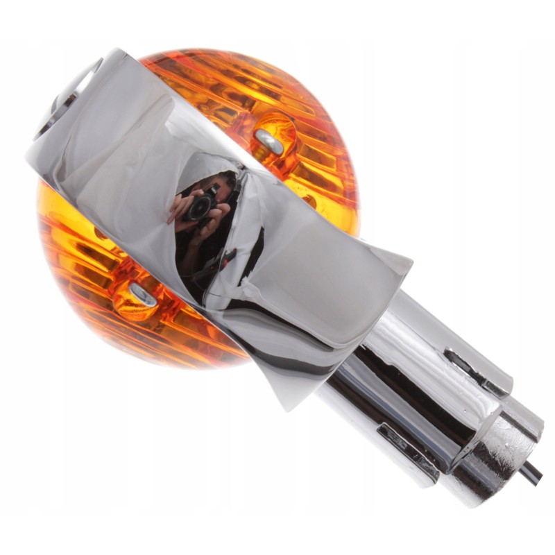 Metal chrome turn signal with cafe racer handlebars