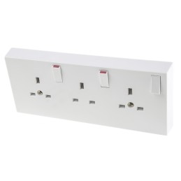 1 pcs - RS PRO White 3 Gang Plug Socket, 1 Pole Poles, 13A, Type G - British, Indoor Use