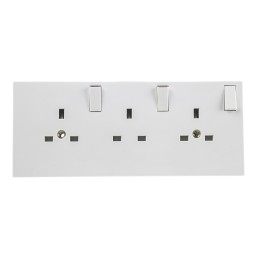 1 pcs - RS PRO White 3 Gang Plug Socket, 1 Pole Poles, 13A, Type G - British, Indoor Use