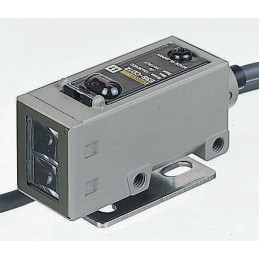 1 pcs - Omron Diffuse Photoelectric Sensor, Block Sensor, 2 m Detection Range