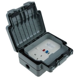 1 pcs - MK Electric Masterseal plus 13A, BS Fixing, Active, Single Gang RCD Socket, Polycarbonate, Surface Mount, IP66, Grey