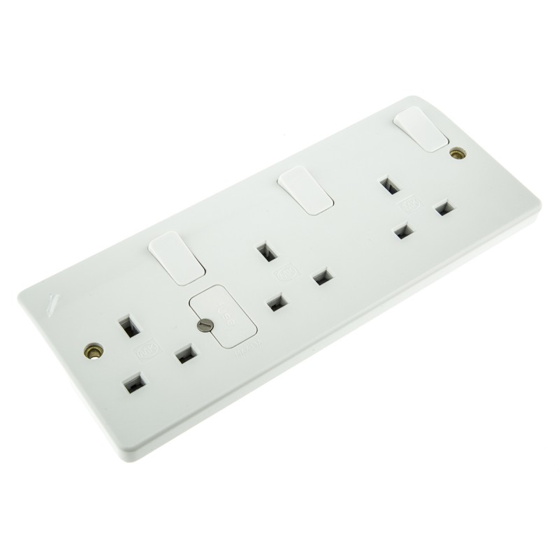 1 pcs - MK Electric White 3 Gang Plug Socket, 2 Poles, 13A, Type G - British, Indoor Use