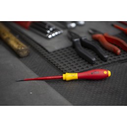 1 pcs - Wiha Slotted Insulated Screwdriver, 3.5 mm Tip, 100 mm Blade, VDE/1000V, 204 mm Overall