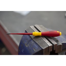 1 pcs - Wiha Slotted Insulated Screwdriver, 3.5 mm Tip, 100 mm Blade, VDE/1000V, 204 mm Overall