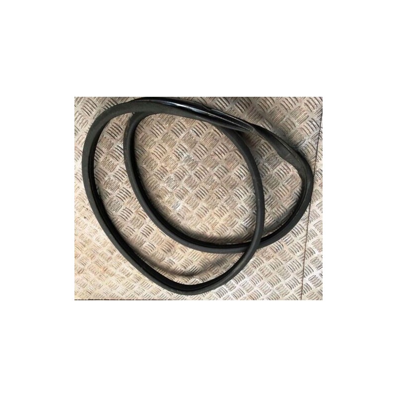 2009 MERCEDES-BENZ C-CLASS W204 C320 AMG LH REAR DOOR RUBBER SEAL
