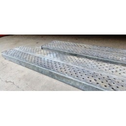 STEEL HEAVY DUTY LOADING RAMPS ,CAN USE FOR VARIOUS TRACTOR LORRIES